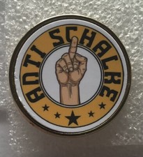 ANTI SCHALKE ULTRAS ANSTECKNADEL ABZEICHEN VERGOLDET METALL KLARE KUPPELABDECKUNG.