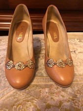 Beige Chanel Keilschuhe