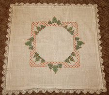 Schöne Weihnachtsdecke-Handarbeit-Stickerei-Tannenbäume-Häkelrand-Tischdecke