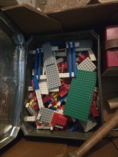Eine Große Blechkiste mit LEGO