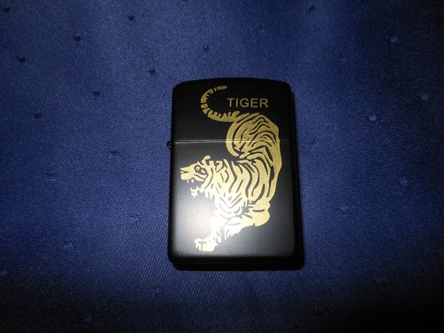 Schwarzes tiger benzin - schwarzes,