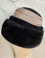 Vintage Hut , Velours , Schwarz , Bandeau aus Seidensamt taupe , 50er/60er Jahre