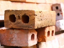 alte weichgebrannte Ziegel-Lochsteine