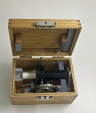 Optisches Messgerät in Holzkiste