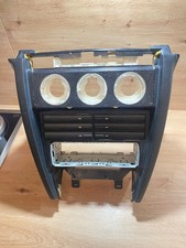 große lange Mittelkonsole