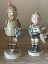 2 x Hummel Figur Goebel Mädchen m. Gießkanne ,Dorfbub mit Korb, Beschädigung