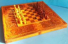 Schach, altes Schachspiel aus Holz in schwerer sehr dekorativer Brettschatulle