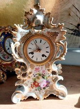 Pendule porzellan, französische. gemarkt. Mit Blumen Motiv