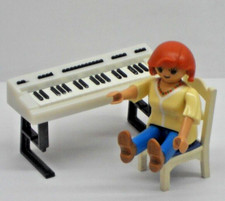 Frau mit Piano + Klavier Figur