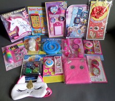 Diverse Spielzeuge aus Zeitschriften