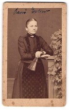 Fotografie Paul Güttler, Hohenfriedeberg, Dame mit Fächer nebst Postament 