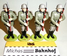4x Soldaten Gewehr hoch
