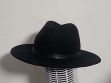 Trendy Hut im schlichten