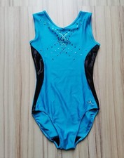 Turnanzug ohne Ärmel mit Pailletten, handgenäht, Gr. 140