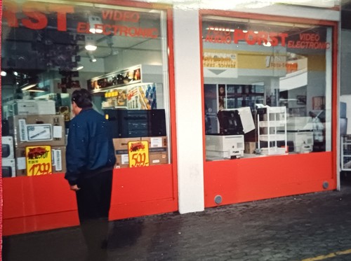 Mann steht vorm schaufenster - mann,