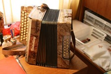 Zweireihige diatonische Meisterklang-Harmonika (MAFIMA), dekorative Frontplatte