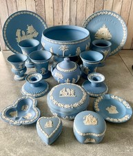 WEDGWOOD WEISS AUF BLAU JASPIS