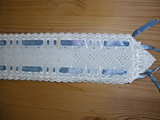 20) OMAS WÄSCHESCHRANK  WUNDERBARES WEISSES TISCHBAND MIT BLAUER SCHLEIFE