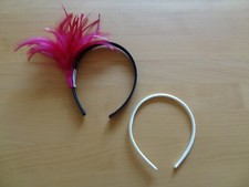 Fascinator Haarschmuck schwarz mit Federn in Pink - Mon Bibi + Haarreif weiß