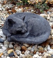 Steinfigur, Katze liegend