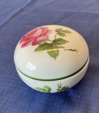 Schöne Zuckerdose oder Pillendose mit dem bekannten Wildrosedekor (Rote Rose)