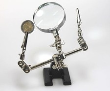 Dritte hand mit echtglas lupe - hand,