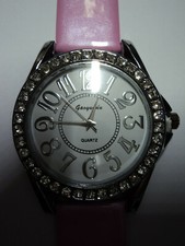 Modern XXXL Damenuhr der Marke " GAOYUNDA " Armband Rosa Strass Silber 