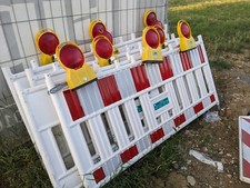 Absperrbaken, Warnleuchten (Rot/Gelb), Verkehrsschilder, Fußplatten