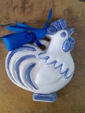 Dekorativer Keramik Hahn Als