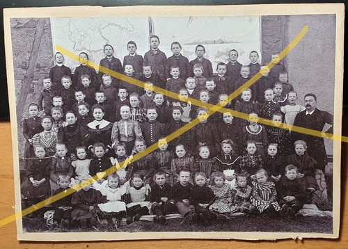 Gruppe kinder vor landkarte - gruppe,