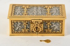 Q40W18- Alte Erhardt & Söhne Schmuck Schatulle mit Reliefdekor absperrbar