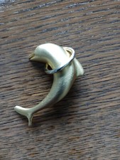 Brosche, spielender Delfin, Delphin, hochwertiger Modeschmuck, goldfarben