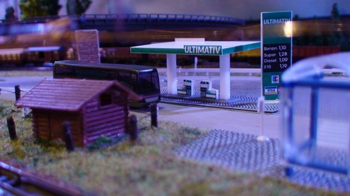 Moderne tankstelle beleuchtet - tankstelle,