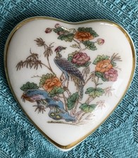 Wedgwood Porzellan Dose „Kutani Crane“-Muster herzförmig Bone China