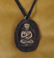 Massives altes BUDDHA AMULETT aus NEPAL in Yak-Leder
