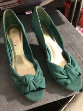 H&M Keil-Pumps grün-beige