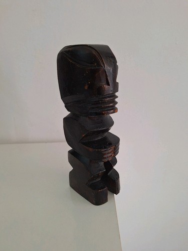 Tiki statuette aus holz - aus,