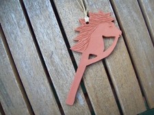 Geschenkanhänger "Stockpferd" - Ton - L  13,5 cm - Baumbehang - Weihnachten