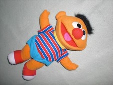 Kitzel Mich Ernie - lacht spricht engl. vibriert - Sesamstraße Mattel TYCO 1997