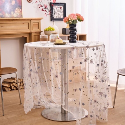 Spitzentischdecke bestickt von