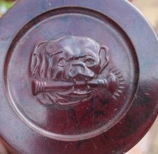 alter Bakelit Deckel Schraubverschluss rund Motiv Hund mit Taschenlampe im Maul