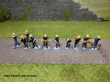 10 Bauarbeiter beim Tragen von