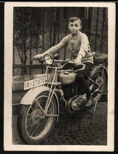 Fotografie junger Knabe auf