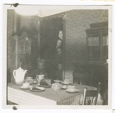 Mädchen & Familie freut sich