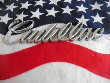 US CADILLAC SCHRIFTZUG SILBER AUTO CAR PKW EMBLEM DEKO LOGO TYP MODELL TYPE USA 
