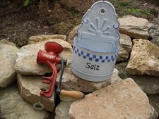 Konvolut original Salz Wandbehälter Emaille Gefäß Jupiter Mohnmühle Rot