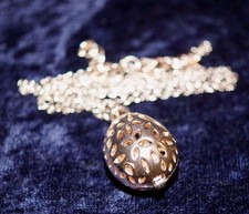 Rosegold farbene Halskette mit Anhänger Kapsel