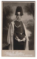 Fotografie E. Rostlep, Berlin, Soldat in Garde Uniform mit Pickelhaube Roßhaarb 