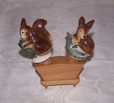 Bar Set Korken Ausgießer DDR Eichhörnchen und Reh im Ständer Vintage Ostalgie