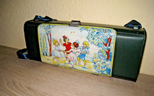 Antike Botanisiertrommel, Tanzende Kinder, geprägte Klappe, Verschluß, Gurt, 1A